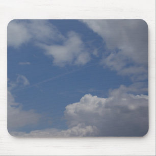 Nuages et tapis de souris de ciel bleu