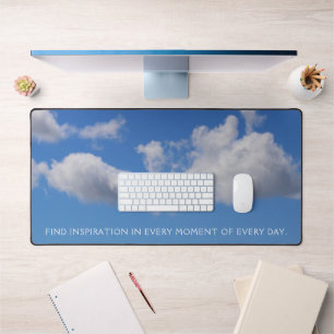 Nuages fluides dans un ciel bleu d'été créole