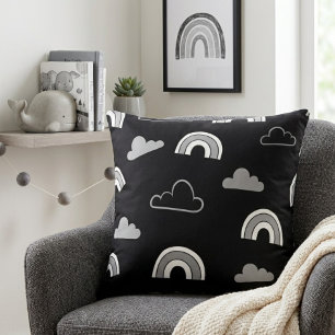 Nuages gris et arcs-en-ciel sur coussin noir jetab