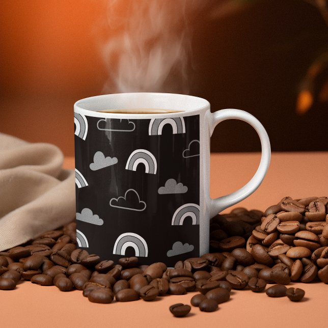 Nuages gris et arcs-en-ciel sur mug classique noir (Créateur téléchargé)