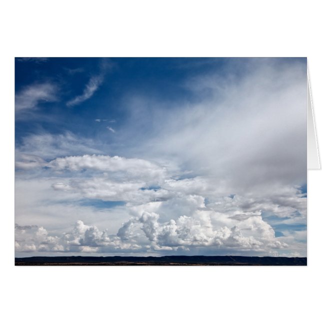 Nuages spectaculaires dans le ciel au-dessus de me (Devant horizontal)