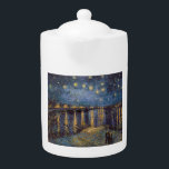 Nuit étoilée sur le Rhône par Vincent Van Gogh<br><div class="desc">Histoire de rêve inspirée par Night Over the Rhône de Vincent Van Gogh : L'air se réchauffe avec le trône bas de la rivière, berceuse qui berce les sens. Deux figures, leurs visages obscurcis par la douce lueur des lampes à gaz, se promenaient le long de la rive. Ils se...</div>