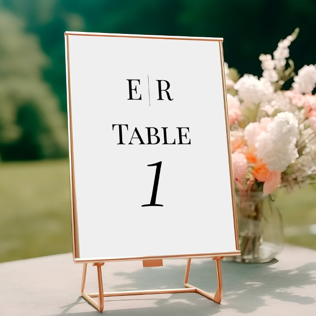 Numéro de table à monogramme noir et blanc minimal (Minimalist Black and White Monogram Table Number on a wedding table.)