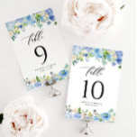 Numéro De Table Aquarelle Blue Hydrangeas et Mariage Rose<br><div class="desc">Carte de numéros de table personnalisable avec en-tête aquarelle fleurie composée de roses bleus et hydrangées,  roses d'ivoire,  anémones et verdure. Personnalisez en ajoutant vos détails. Ces cartes de numéros de table bleu hydrangea sont parfaites pour les mariages,  douches nuptiales,  fêtes d'anniversaire,  et plus encore.</div>