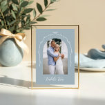 Numéro De Table Arch Photo Blue Bow & Ribbon Mariage Numéro de tab<br><div class="desc">Capturez votre histoire d'amour de façon moderne et élégante avec notre arc acrylique et le signe de numéro de table du mariage ruban. Avec son design minimaliste, son arc dessiné à la main et son arc en ruban vous permettent de présenter votre photo avec grâce et style. Élevez votre décor...</div>