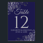Numéro De Table Argent sur bleu marine Élégant Mariage de filigree<br><div class="desc">Faites de votre réception de mariage une belle avec ces cartes de numéro de table. Elles présentent un design simple mais élégant avec du texte gris pâle sur un arrière - plan bleu marine avec un faux feuillage floral frileux en argent dans les coins.</div>