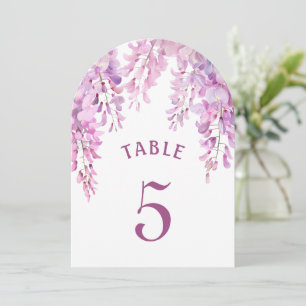 Numéro de table avec arche de glycine rose