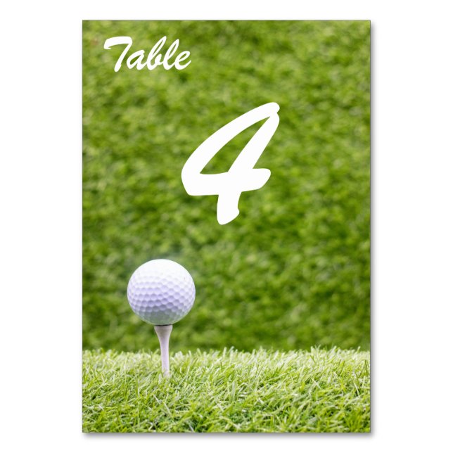 Numéro De Table Balles de golf sur un tee sur de l'herbe verte (Par défaut)