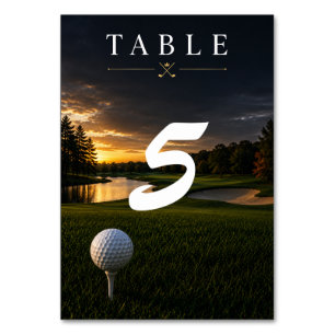 Numéro De Table Balles de golf sur un tee sur de l'herbe verte