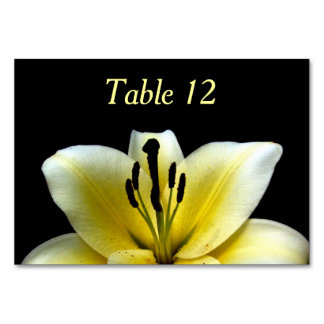 Numéro De Table Belle Fleur Jaune Élégante sur Fond Noir