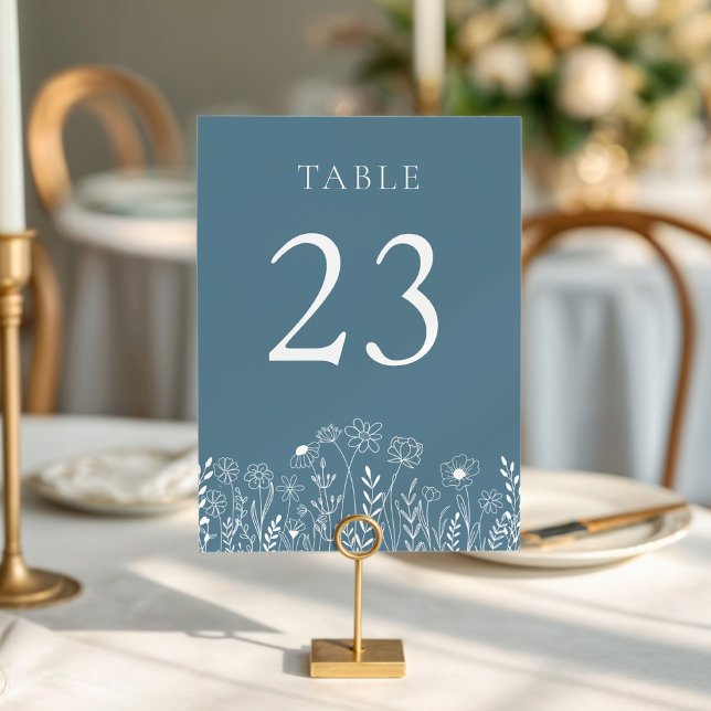 Numéro De Table Bleu Duché avec Mariage Fleur sauvage blanc (Dusty Blue With White Wildflower Drawings Wedding Table Number)