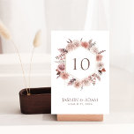 Numéro De Table Boho Dusty rose Fleurs séchées Mariage de couronne<br><div class="desc">Voici notre Boho Dusty Pink Dried Flowers, Pampas Grass, Floral Wreath Mariage Numéro de table, une ode enchanteresse à la romance bohème et à l'élégance rustique. Orné de délicates fleurs séchées et d'herbe de pampas capricieuse, ce numéro de table saisit l'essence de l'automne dans ses teintes roses poussiéreuses et son...</div>