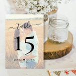 Numéro De Table Boho Script Heart Photo Mariage double face<br><div class="desc">Élégant Script de calligraphie Photo superposition Mariage Numéros de table, double face. Aidez vos invités à trouver facilement leur chemin avec ces cartes de numéro de table double face simples et élégantes. Avec un joli texte "table" à la main lettrage script de calligraphie, votre photo préférée, les nombres, entre les...</div>
