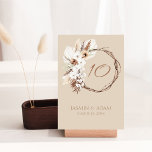 Numéro De Table Boho Terracotta Beige séché Floral Mariage Wreath<br><div class="desc">Présentant notre Rustic Terracotta Brown à séché fleuri Mariage numéro de table, un mélange captivant de charme bohème et d'élégance rustique. Admirez l'allure fantaisiste de l'herbe de pampas et les orchidées blanches délicates tordues en une couronne florale séchée et complexe, sertie sur fond de blanc et de marron terre cuite,...</div>