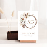 Numéro De Table Boho Terracotta Brown séché fleuri Mariage<br><div class="desc">Présentant notre Rustic Terracotta Brown à séché fleuri Mariage numéro de table, un mélange captivant de charme bohème et d'élégance rustique. Admirez l'allure fantaisiste de l'herbe de pampas et les orchidées blanches délicates tordues en une couronne florale séchée et complexe, sertie sur fond de blanc et de marron terre cuite,...</div>