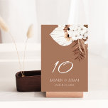 Numéro De Table Boho Terracotta Pampas Brown Mariage Floral Grass<br><div class="desc">Voici notre Boho Terracotta Brown Pampas Grass Floral Mariage Numéro de table, un mélange captivant de charme bohème et d'élégance rustique. Admirez l'allure fantaisiste de l'herbe de pampas et des orchidées blanches délicates, sur fond de blanc et de marron en terre cuite, pour une célébration d'inspiration botanique qui saisit l'essence...</div>