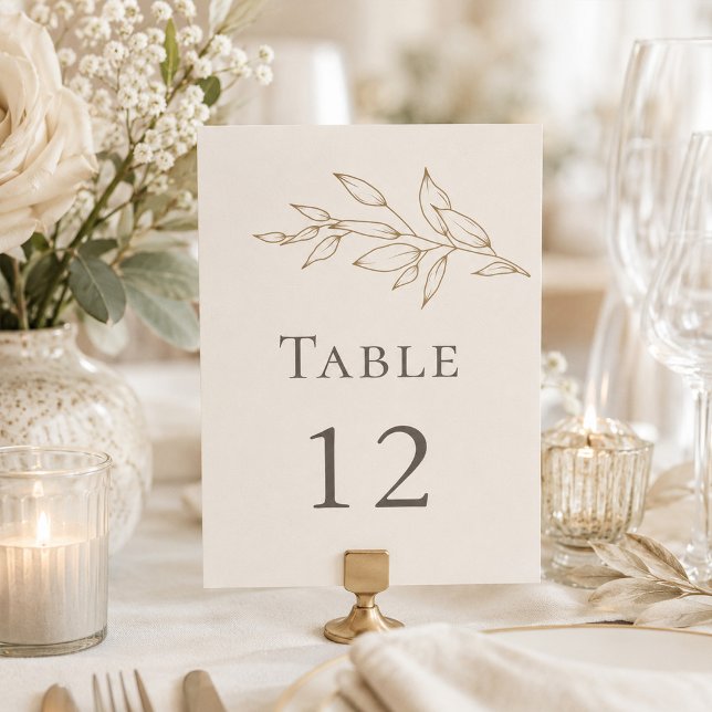 Numéro de table botanique en ivoire et or antique (Ivory & Antique Gold Botanical Table Number on an elegant wedding dinner table with flowers)
