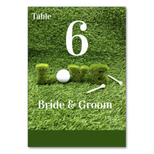 Numéro De Table Boule de golf avec lettre d'amour sont sur herbe v