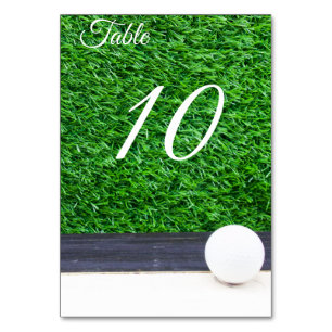 Numéro De Table Boule de golf sur le nombre de tables d'herbe vert