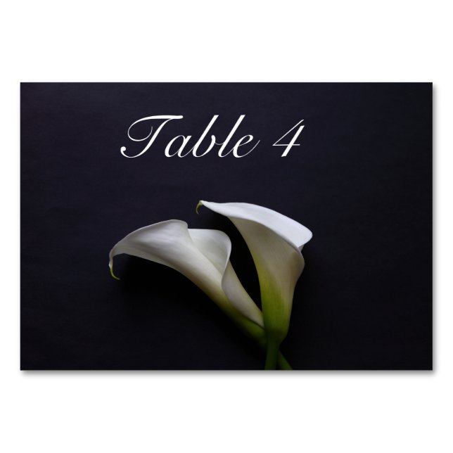 Numéro De Table Calla ment sur un arrière - plan sombre (Devant)