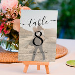 Numéro De Table Chic noir blanc nom de script photos mariage<br><div class="desc">Élégant noir blanc nom de script de carte mariage,  avec une photo de couverture blanche,  et ajouter votre photo à l'arrière pour un mariage garder le saké.</div>