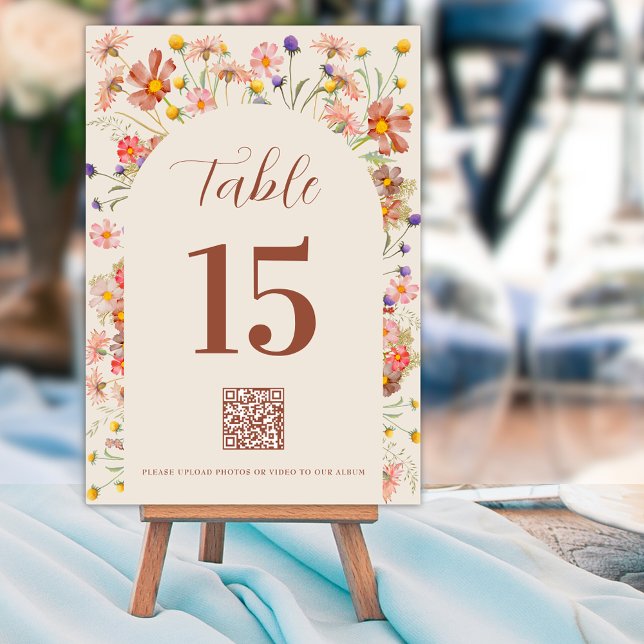 Numéro De Table Code QR Arche florale de fleurs sauvages Boho Terr (Wildflower floral arch terracotta beige qr code custom wedding table number card boho rustic fall )