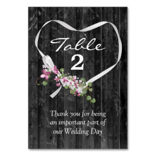 Numéro De Table Coeur De Ruban Blanc Sur Bois D'Écorce Gris