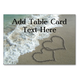 Numéro De Table Cœurs entrelacés sur le sable de la plage