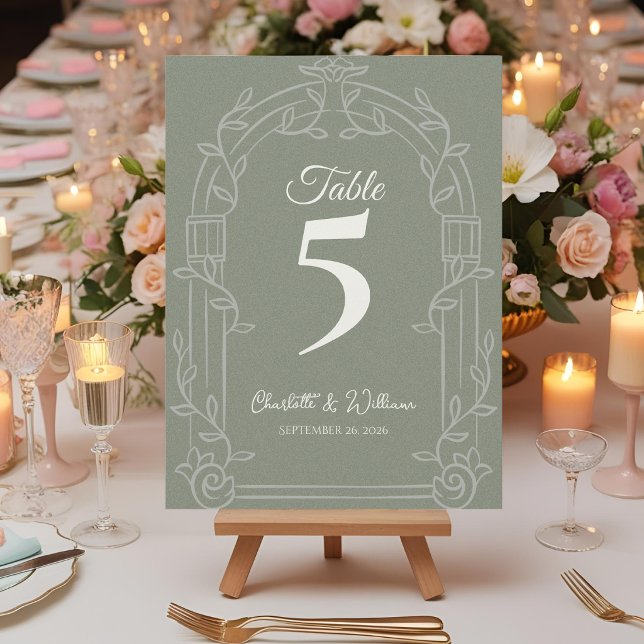 Numéro de Table de Mariage à Arche Ornée Vert Saug (Elegant Sage Green Ornate Arch Botanical Wedding Table Number Card)