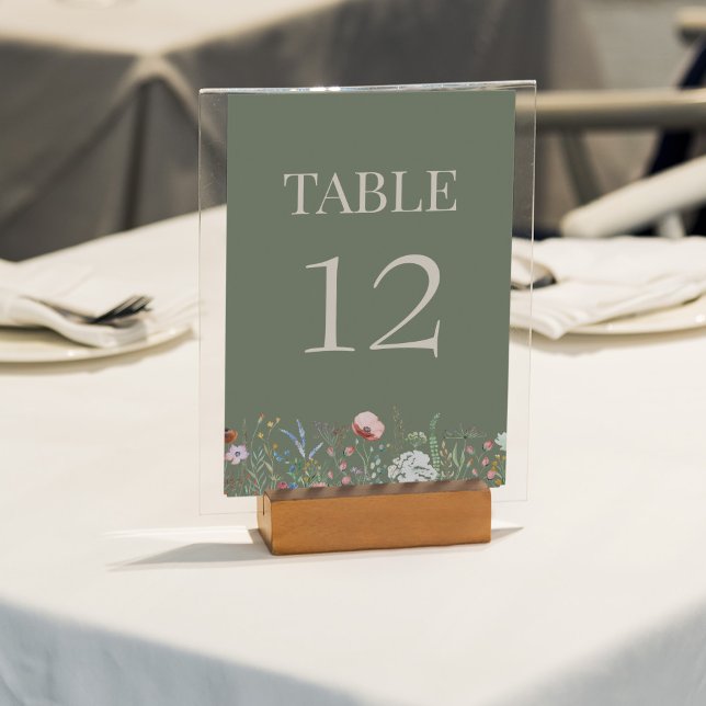 Numéro de table de mariage à fleurs sauvages vert  (Sage Green Wildflowers Wedding Table Number Card on a sunny outdoor wedding table.)