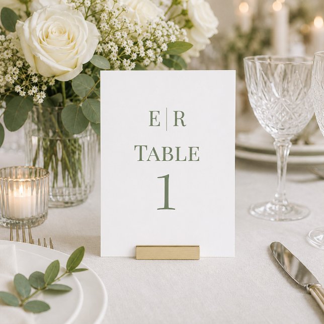 Numéro de table de mariage à monogramme blanc et o (White & Olive Monogram Wedding Table Number on a wedding table with flowers)