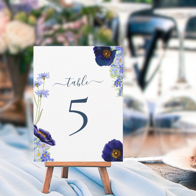 Numéro de table de mariage aux fleurs sauvages mod (Elegant wildflower watercolor blue floral stylish typography script wedding table number)