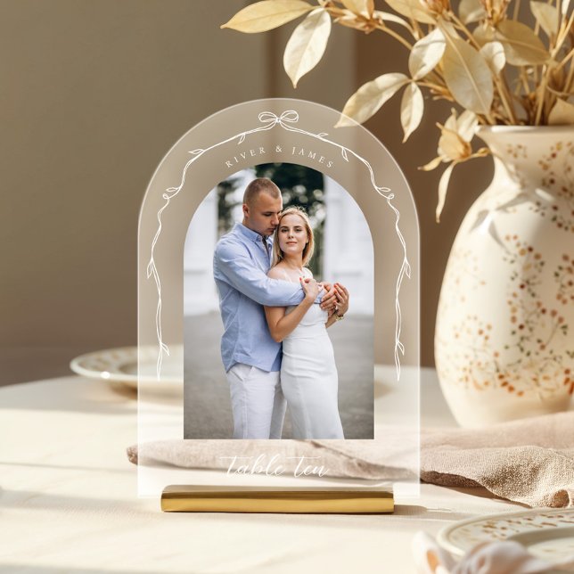 Numéro de table de mariage avec photo d'arche chic (Arch Photo Blue Bow & Ribbon Wedding Table Number)