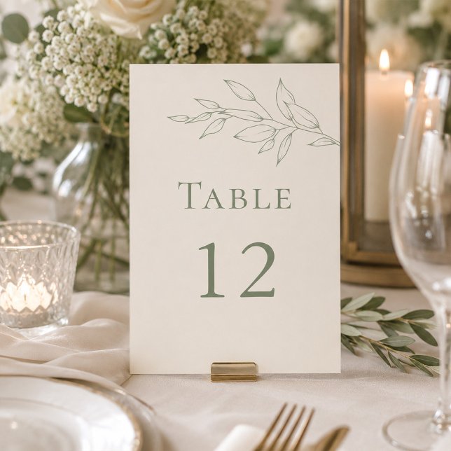 Numéro de table de mariage botanique vert sauge (Sage Green Botanical Wedding Table Number on an elegant wedding dinner table)