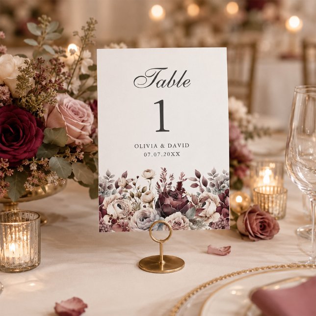 Numéro de table de mariage élégant Bourgogne et ro (Elegant Burgundy & Dusty Rose Wedding Table Number on an elegant wedding dinner table)