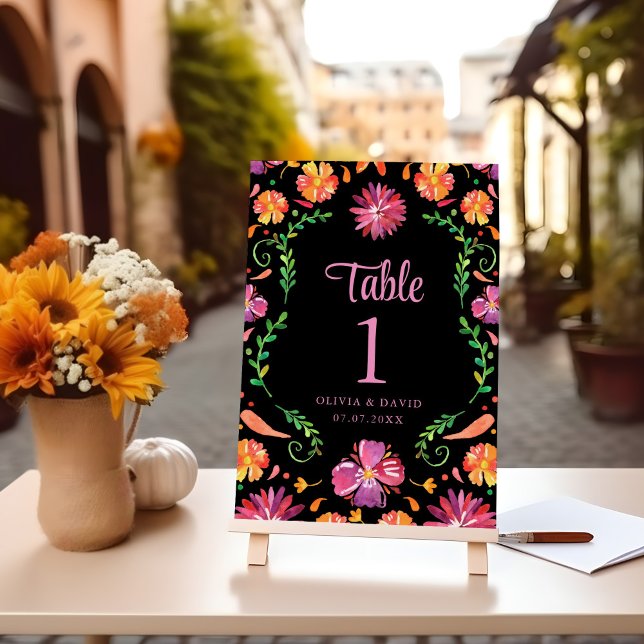 Numéro de table de mariage Floral Fiesta mexicain  (Black Mexican Floral Fiesta Wedding Table Number on a table with flowers.)