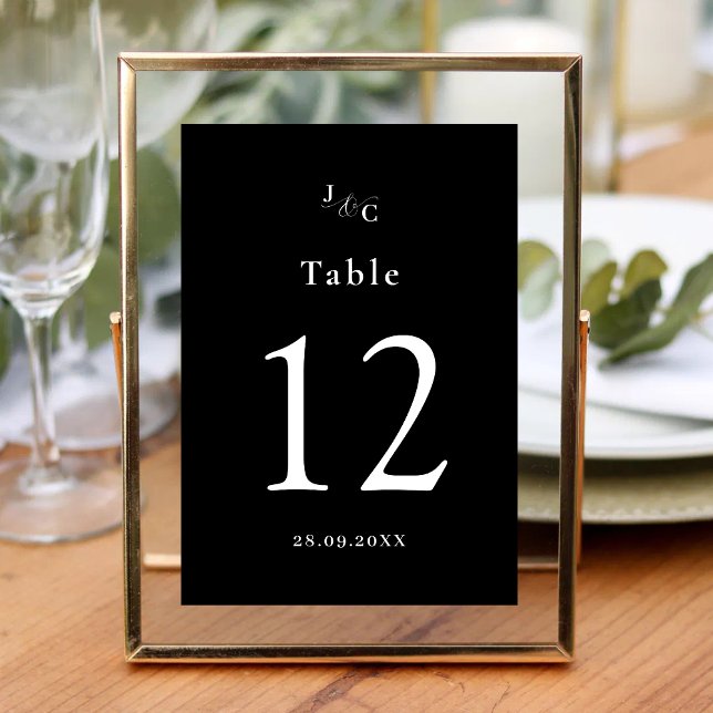 Numéro de table de mariage personnalisé noir et bl (Black and white personalized table numbers add sleek style while guiding guests to their seats.)
