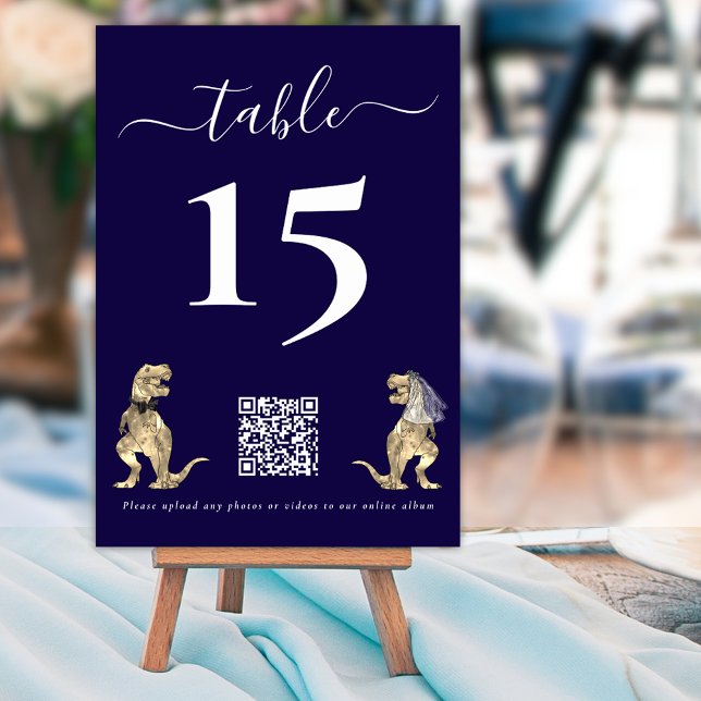 Numéro De Table Dinosaur Mariage Navy Blue QR Code pour les photos (Dinosaur wedding photo qr code upload elegant script navy blue and white custom table number card)