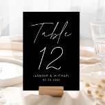 Numéro de table du Mariage de script noir et blanc<br><div class="desc">Cartes de numéro de table mariage simple et moderne avec "Table" affichées dans un script blanc manuscrit avec un arrière - plan noir (ou une couleur de votre choix). Pour commander les cartes de table en noir et blanc : ajoutez votre nom, votre date de mariage et votre numéro de...</div>