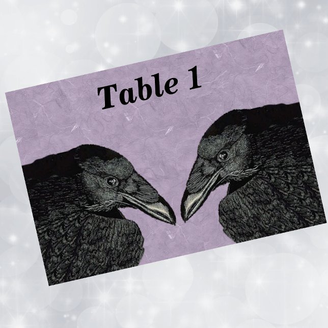 Numéro De Table Éffrayant Corbeau noir corbeau visage (Heads of two black mysterious crows on marbled purple event table cards.)