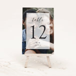 Numéro De Table Élégant Mariage moderne Initiales photo & Date<br><div class="desc">Les élégantes cartes de numéro de table de mariage moderne disposent d'une photo verticale à fond saigné avec votre numéro de table superposé sur un élément rectangulaire blanc pur avec des accents de script de calligraphie chic. Personnalisez avec vos initiales et la date mariage en bas.</div>