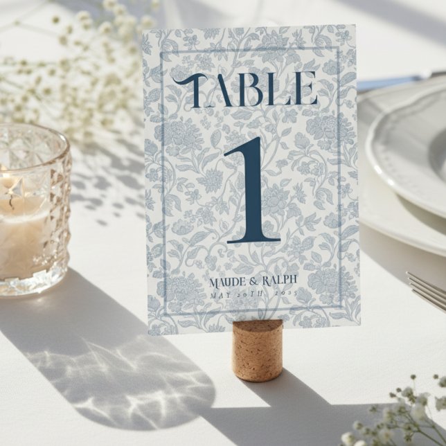 Numéro De Table Élégant Toile Floral Script Mariage Bleu  (Guide guests to their seats using these Elegant Floral Toile Script Blue Wedding Table Number! )