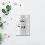 Numéro De Table Elégante parties scintillant argent calligraphie t<br><div class="desc">Le numéro de table est écrit avec un élégant script de style écrit à la main. Des lettres noires,  un faux arrière - plan argenté avec de la poussière de parties scintillant,  brillent.</div>