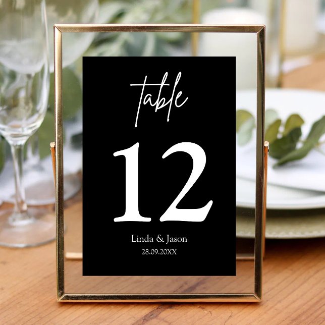 Numéro de table en calligraphie pour mariage noir (Black calligraphy script table numbers guide guests with elegant, timeless wedding style.)