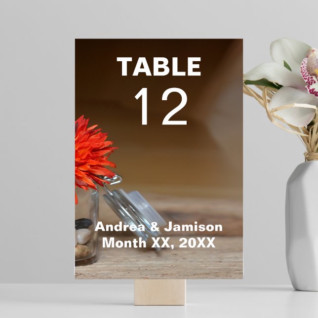 Numéro De Table Fleur d'Orange dans un Pot Mason sur une Table (Orange Flower in Mason Jar Table Number)