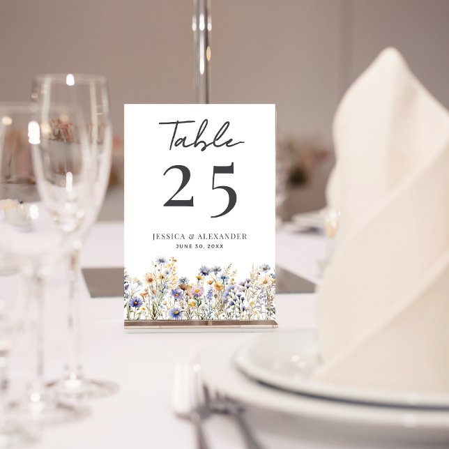 Numéro De Table Fleur sauvage bleu foncé Script Mariage élégant (Dusty Blue Wildflowers Elegant Script Wedding 3.5 x 5 Table Number with Couple Names, Date.)