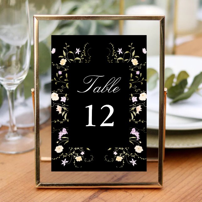 Numéro De Table Fleurs sauvages noires et blanches Calligraphie de (Black and white wildflowers calligraphy table number guides guests with elegant floral charm.)