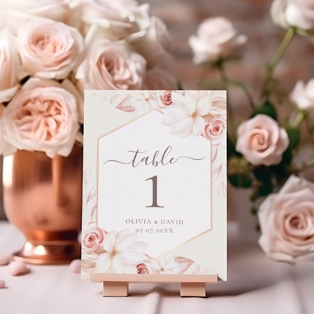 Numéro de table floral beige bohème et rose blush (Boho Beige and Blush Pink Floral Table Number on a table with pale pink roses.)
