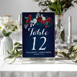 Numéro De Table Floral hiver marine bordeaux invité mariage<br><div class="desc">Numéro de table de mariage d'hiver fleuri et tendance modèle avec des pivoines bordeaux et blanches rouges avec branches de sapin vert de pin saisonnier, des baies rouges et du feuillage sur un arrière - plan bleu marine foncé et écrit à la main comme script de typographie. Personnalisez-le avec vos...</div>