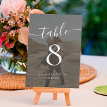 Numéro De Table Gras noir blanc nom de script photos mariage<br><div class="desc">Élégant noir blanc nom de script de carte mariage,  avec une photo de couverture noire,  et ajouter votre photo à l'arrière pour un mariage garder le saké.</div>